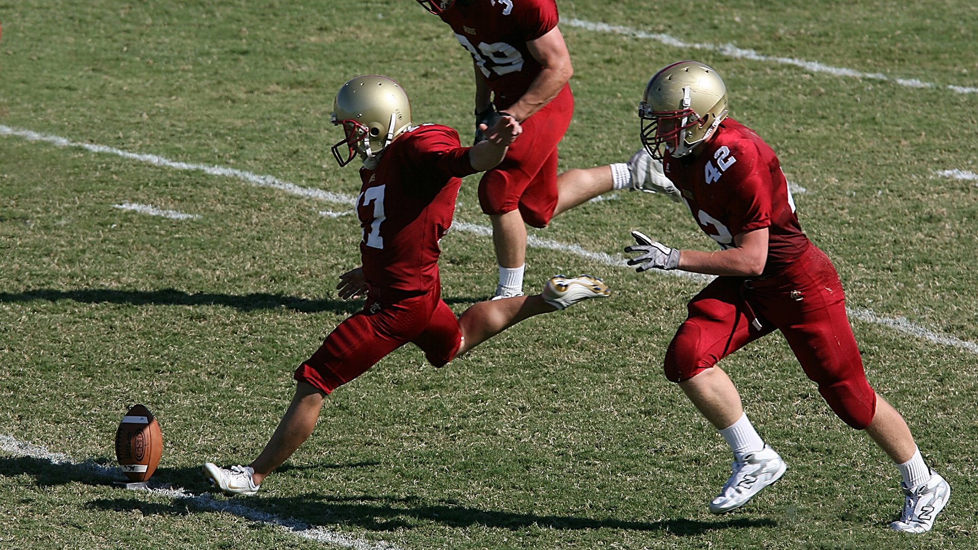 迈凯伦轻取红牛二队,塞恩斯扛起全队,一场战术与意志的胜利