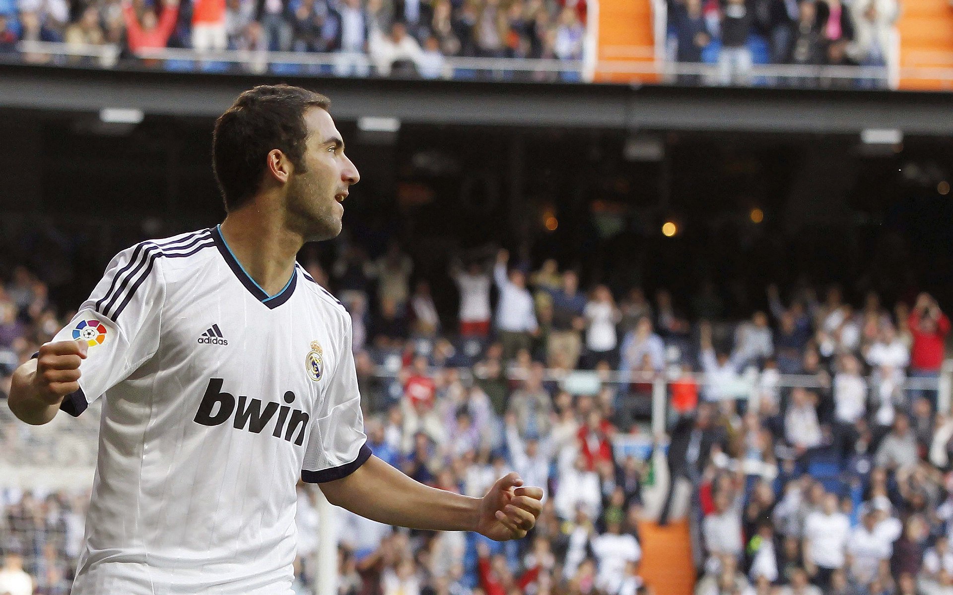 巴斯托尼状态火热,玻利维亚完胜塞维利亚的战术启示